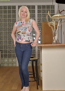 Karupsow porn pictures, Busty Mature Amateur Jade Wilson Spreads Her Ass.