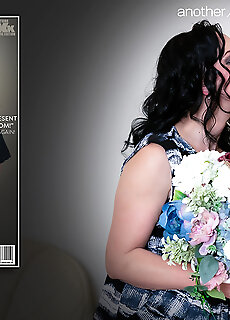 Maturenl porn pictures, When He Brought Flowers For His Stepmom Daisy Key, He Knows He Will Get Her Pussy In Return!