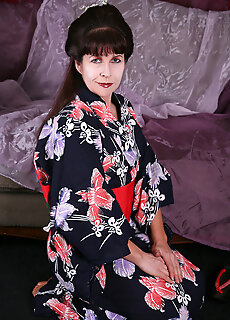 Allover30 porn pictures, Muscular Milf Andie From Allover30 Spreads Her Pussy Asian Style